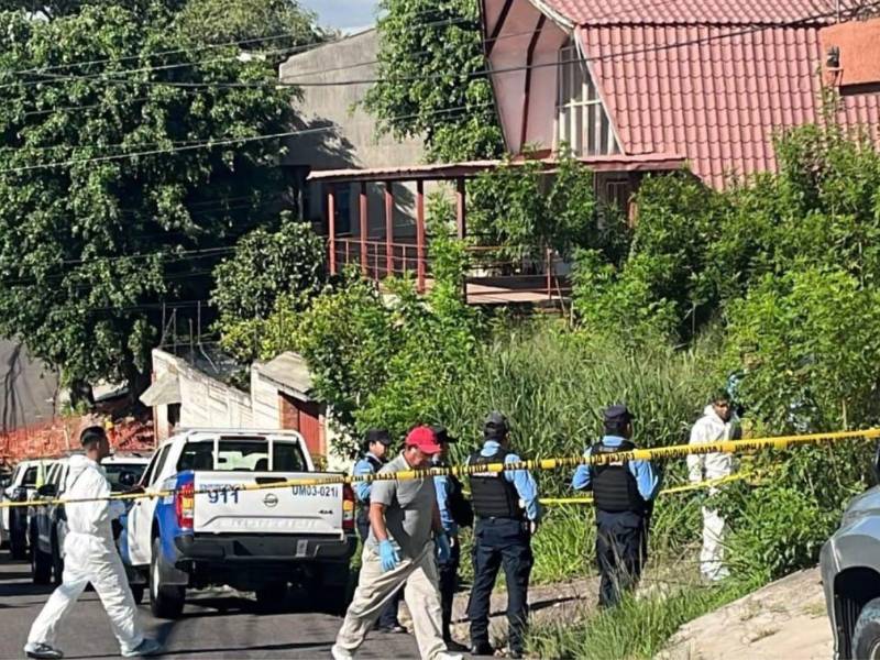 Agentes de la Policía Nacional acordonaron el lugar de la escena donde encontraron el cuerpo embolsado del hombre en un solar baldío en la colonia Miramontes de Tegucigalpa.