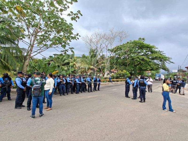 En horas de la tarde comenzaron a llegar los agentes policiales.