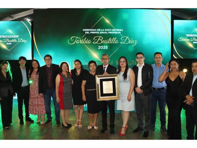 Reconocimiento a la dedicación y compromiso de los docentes jubilados a nivel nacional.