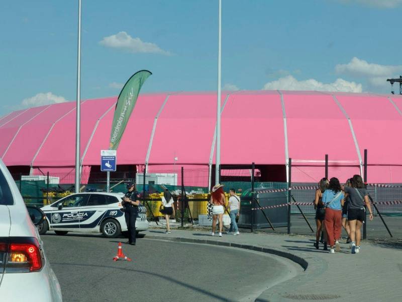 Vista de la entrada al parque temático Macondo Park que acogerá los conciertos de la cantante colombiana Shakira desde este viernes, en Madrid.