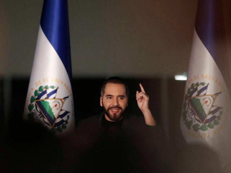 De acuerdo con diversas encuestas publicadas recientemente, Bukele mantiene altos índices de popularidad, principalmente por la reducción de la violencia y el combate a las pandillas.