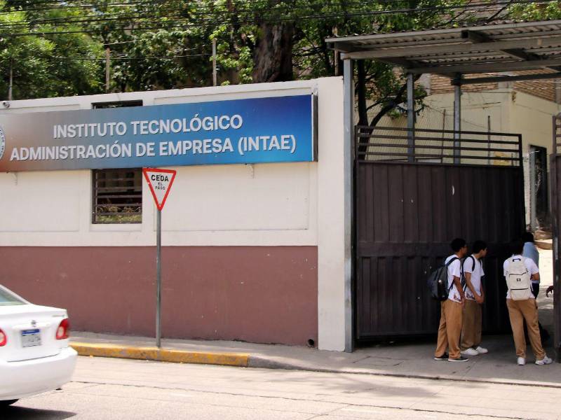 Varios centros educativos advierten que podrían no participar en los desfiles patrios debido a restricciones sobre música, vestuario y participantes.