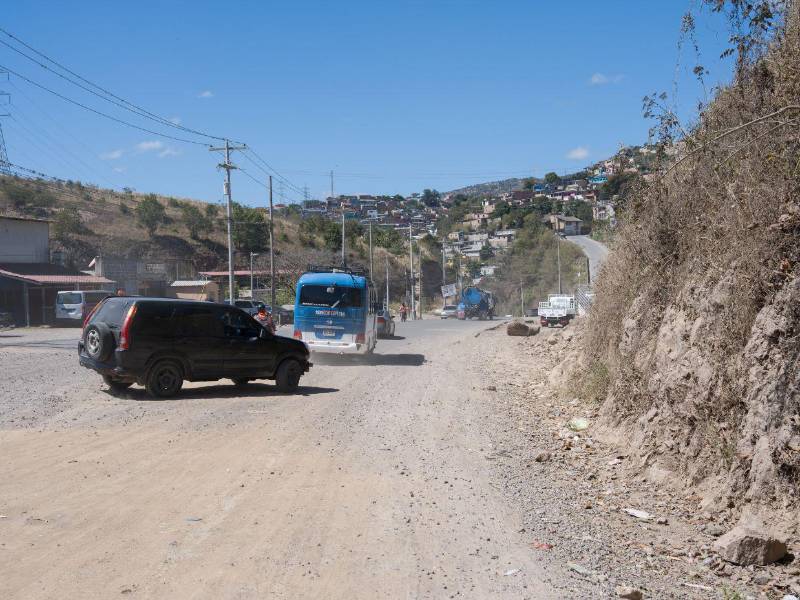 Tramos sin asfalto, nubes de polvo y congestión diaria evidencian el abandono de una obra clave prometida por la SIT y anunciada como prioritaria desde 2022.