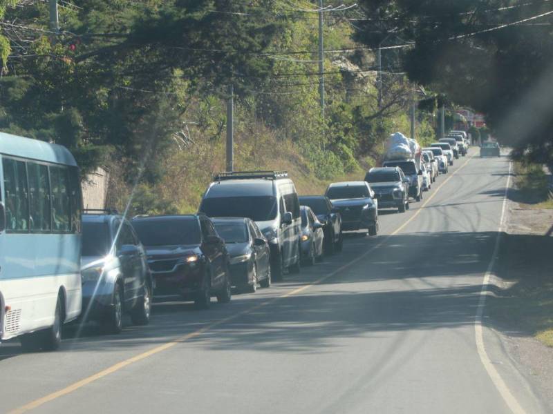 Miles de conductores siguen atrapados en largas filas a diario, mientras el proyecto de cuatro carriles que aliviaría el tránsito no inicia.