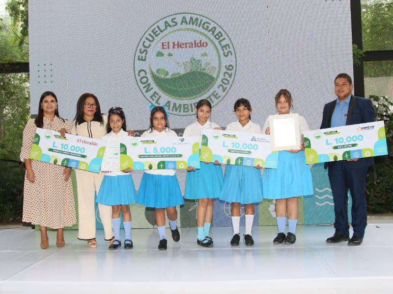 Lynda Marín, entrega la certificación y premio al CEB Rafael Pineda Ponce como el centro educativo con Mayor Efecto Multiplicador.