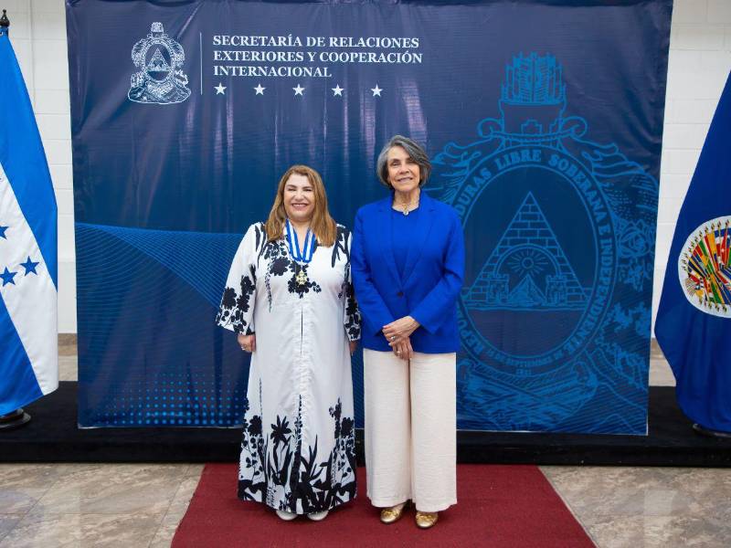 Catherine Pognat, embajadora de la Organización de los Estados Americanos (OEA) y Mireya Agüero, canciller de Honduras.