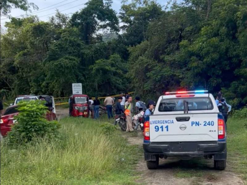 El cuerpo del joven quedó tendido cerca de la unidad que conducía.