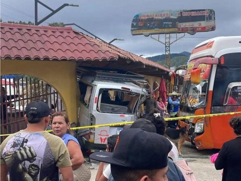 Así quedaron los buses tras el fuerte impacto.