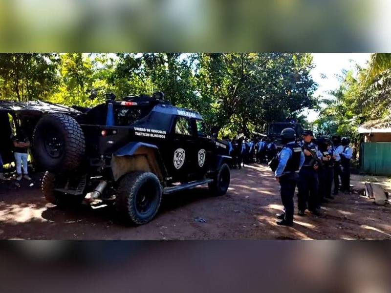 Hasta el lugar llegaron varias tanquetas y decenas de agentes policiales.