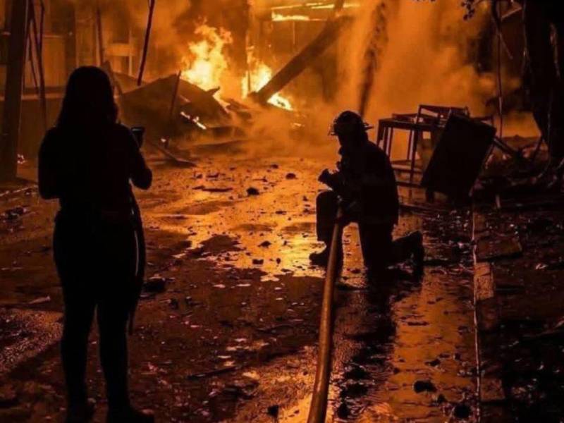 Las llamas avanzaron hasta alcanzar la orilla de la playa, donde un amplio equipo del Cuerpo de Bomberos trabaja intensamente para sofocar el fuego.