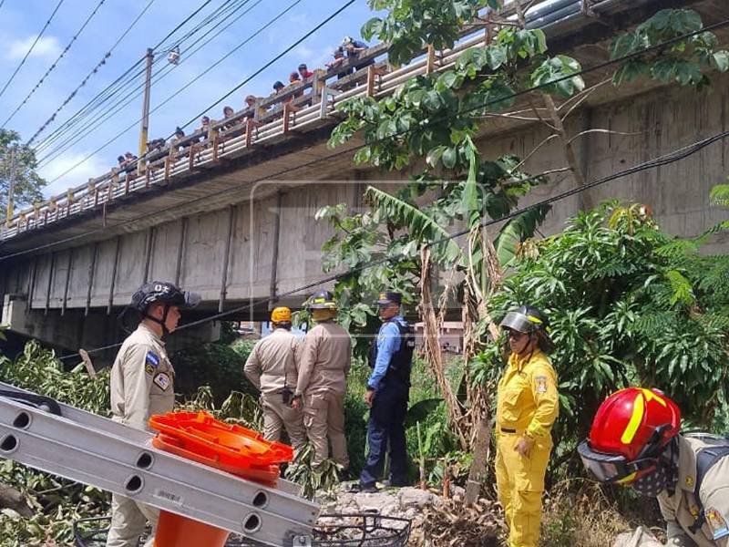 Pobladores observaban desde la parte alta del puente la operación de rescate del cadáver encontrado bajo la infraestructura.