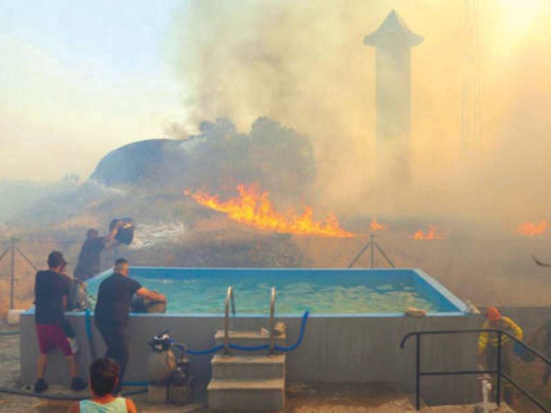 Destrucción. El incendio declarado en Fermoselle (Zamora), en el parque natural Arribes del Duero, ha llegado a las inmediaciones de los cascos urbanos de tres poblaciones de la región, obligando al desalojo de decenas de personas.