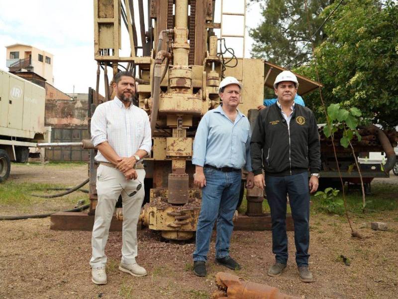 La Alcaldía Municipal del Distrito Central inició este martes la perforación de seis pozos de emergencia como parte del plan para aumentar la producción de agua y reducir el impacto de la crisis hídrica que afecta a Tegucigalpa y Comayagüela.