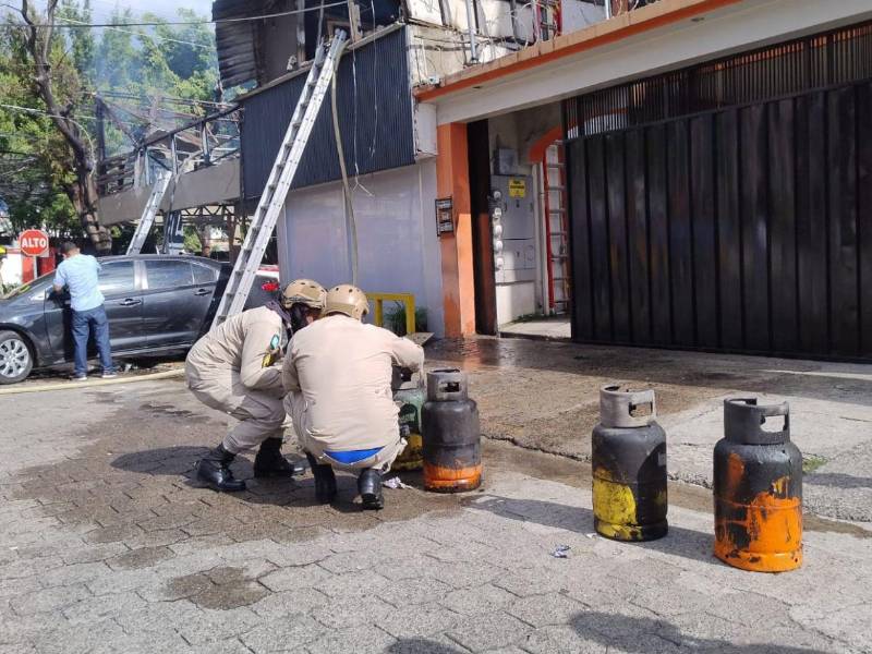 Se informó que la explosión de un cilindro de gas provocó el incendio.