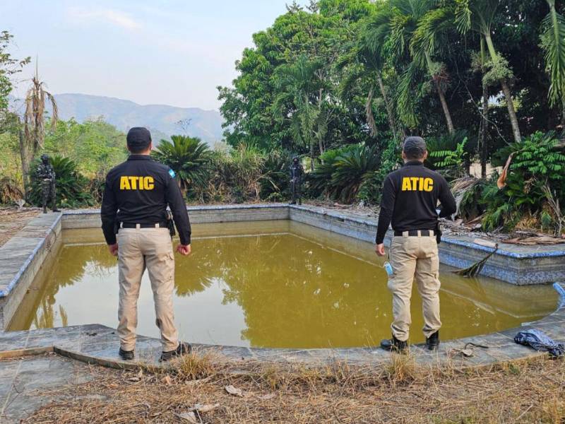 En las casas incautadas encontraron lujosas piscinas, que ahora están destruidas, producto del abandono de los inmuebles.