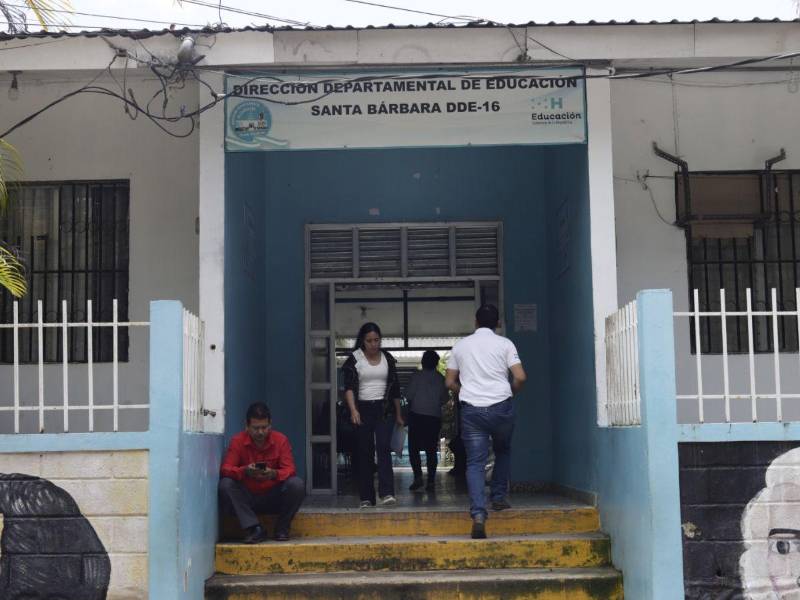 Entrada de la Dirección Departamental de Santa Bárbara, colindante con el Instituto Independencia, uno de los más importantes del departamento.