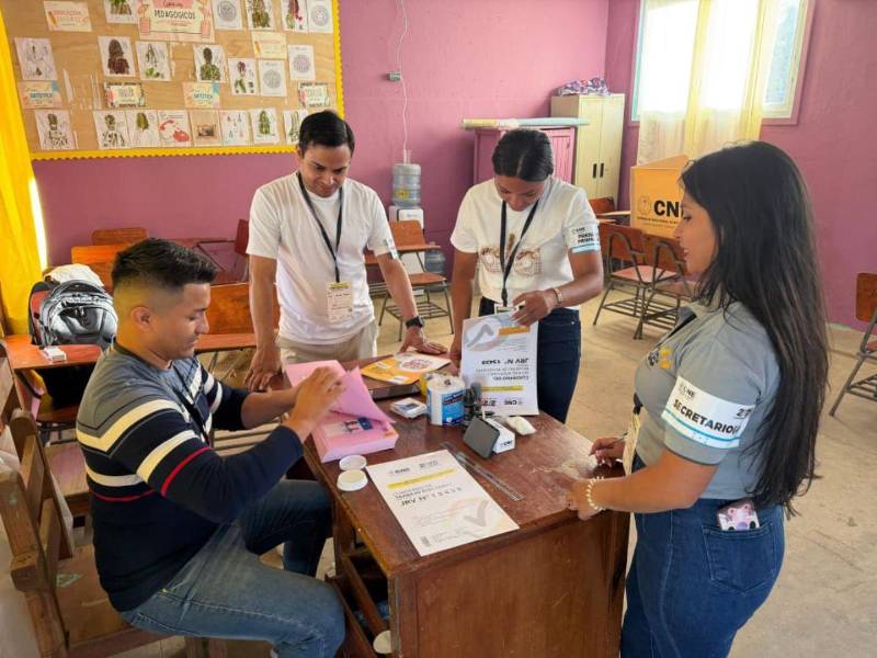 A pesar de la toma de un centro educativo en la madrugada, las elecciones en Guanaja comenzaron este 12 de abril.