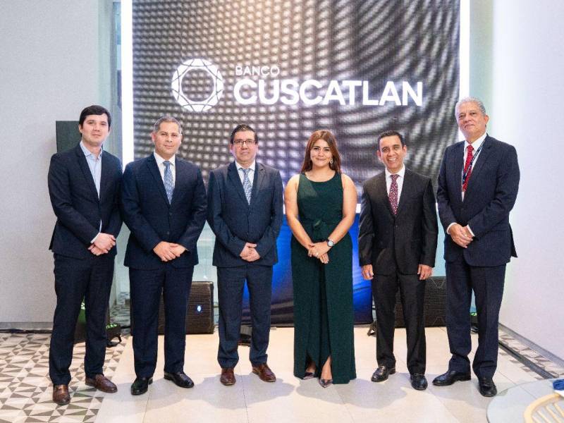 Carlos Fortín, Coordinador de Tesorería Banco CUSCATLAN, Mauricio Barrientos, Gerente Banca de Personas y PYME Banco CUSCATLAN, Edgar Gutiérrez, Gerente General Bolsa Centroamericana de Valores, Gabriela Ramírez, Gerente Finanzas y Administración Banco CUSCATLAN, Eurípides Calix, Gerente General Banco CUSCATLAN, y Edgar Maradiaga, Gerente General Fomento Financiero.