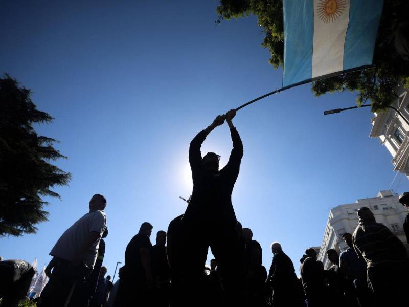 Argebtinos protestaron en Buenos Aires contra el Gobierno del ultraliberal Javier Milei, al que le advirtieron que se terminó la paciencia, en una manifestación que convocó a miles de personas este viernes del Día Internacional de los Trabajadores.