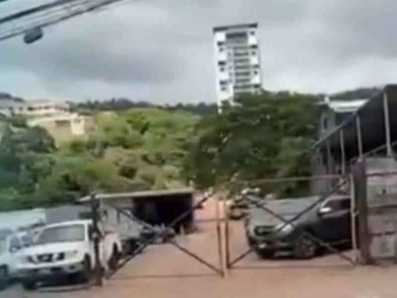 Hombre se hizo pasar por cliente para matar a vendedor en un autolote de la capital