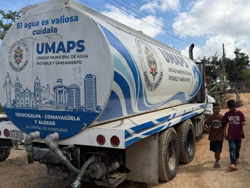 La primera jornada de abastecimiento, por ejemplo, dejó al menos 13,000 galones de agua potable distribuidos en el sector F de la colonia Los Pinos.