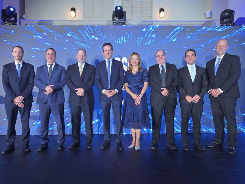 Ejecutivos de Grupo Financiero BSC anteriormente Inversiones Cuscatlan durante la gala de celebración de su 10 años en la Región.