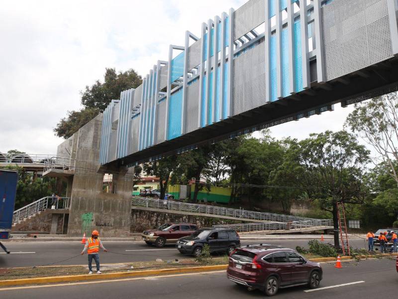 La AMDC instaló la estructura principal del puente peatonal frente a Teletón, una obra con 67% de avance que estará habilitada las primera semanas de diciembre.
