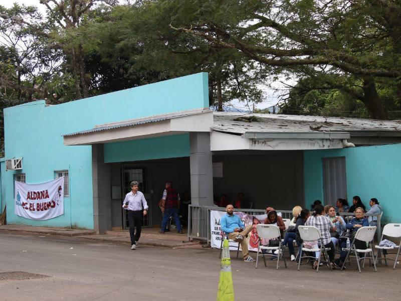 Simpatizantes de Libre continúan atrincherados en la Alcaldía del DC, apoyando a Aldana y exigiendo que se revisen 435 actas de los comicios.