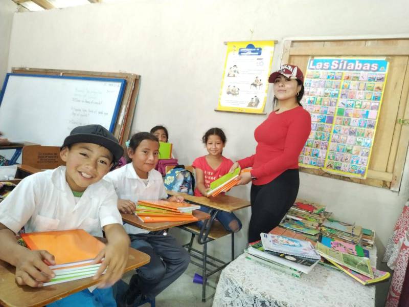 Estudiantes de la Celestina Servellón reciben útiles escolares entregados por la maestra Silvia Mariela Suazo Sierra. Este material representan esperanza y oportunidades para seguir aprendiendo.