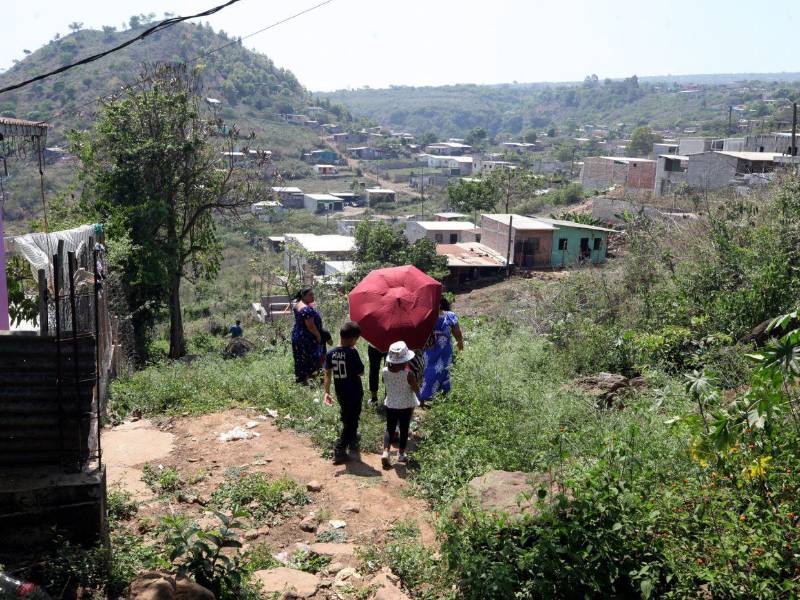 Residentes de Monte de Los Olivos aseguran que la nueva calle permitirá mejorar el ingreso de agua y el traslado de niños al sector.