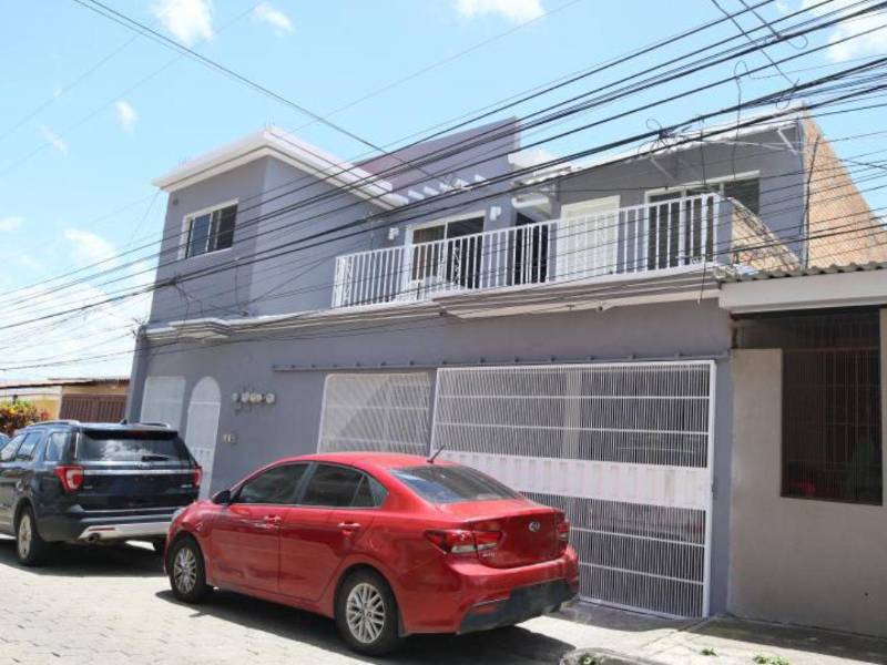 Se le consultó a los guardias de seguridad si sabían algo sobre AMO, pero dijeron desconocer que opere una ONG en esa vivienda de dos plantas.