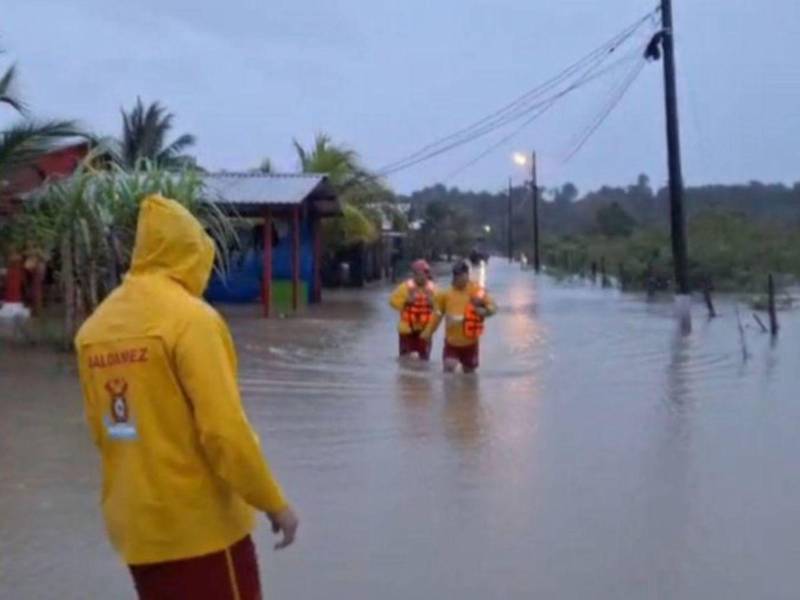 El Cuerpo de Bomberos realiza rescates de las personas que se han quedado atrapadas en sus casas por las inundaciones.