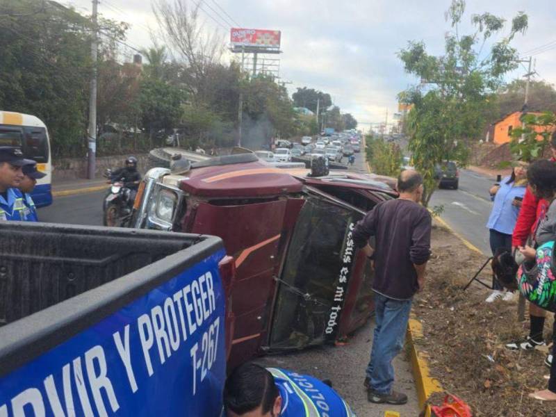 El volcamiento de un vehículo a la altura de INFOP-Miraflores dejó a un conductor con leves lesiones.