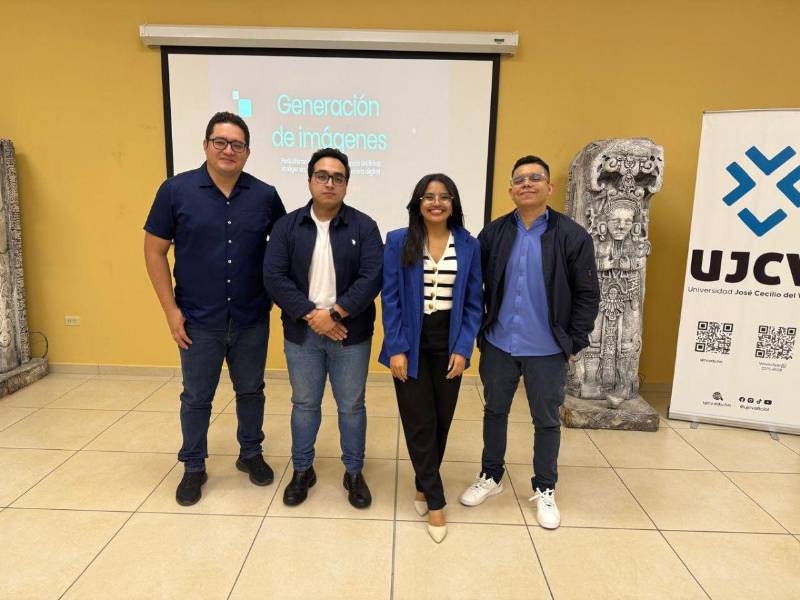 Mario Sánchez, Carlos Girón, Cesia Paguada, Eduardo Domínguez, facilitadores del taller básico de inteligencia artificial aplicada al periodismo.