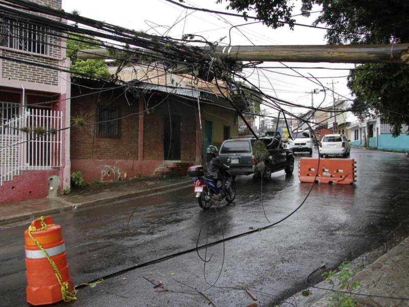El poste cayó desde el lunes a medio día. Pobladores piden a las autoridades solucionar la problemática