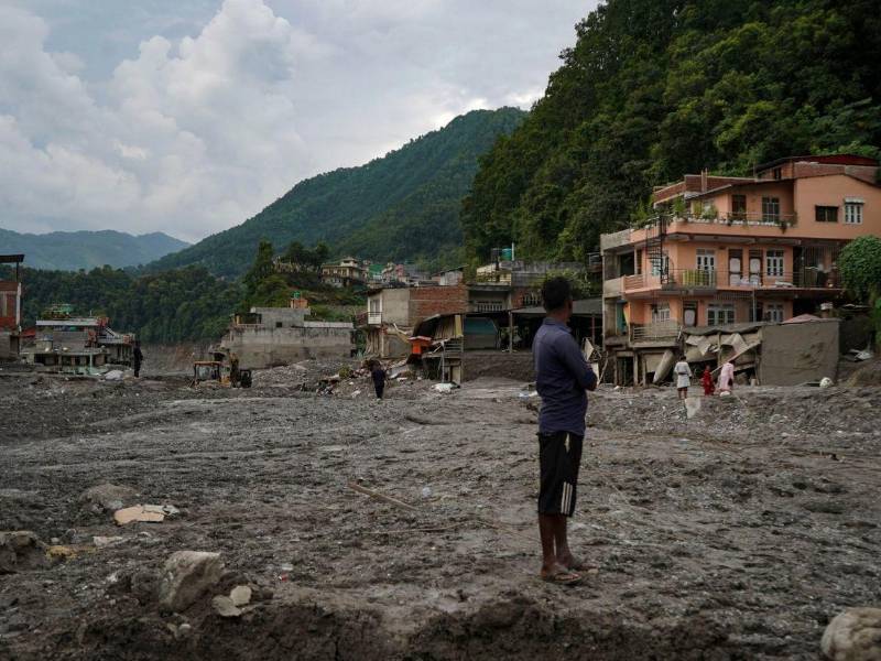 La riada sepultó partes enteras de este pueblo del centro de Nepal bajo varios metros de barro, piedras y escombros, en Devighat ahora se camina sobre ellos donde antes había calles y, en algunos tramos, los tejados de las casas quedan prácticamente a la altura de los pies.