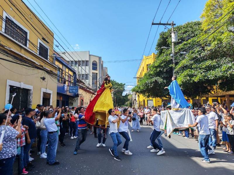 Cuetes, palmas y baile marcaron este domingo el inicio de las tradicionales Carreritas de San Juan en la sexta calle de Comayagüela, en el marco de la celebración del Domingo de Resurrección.