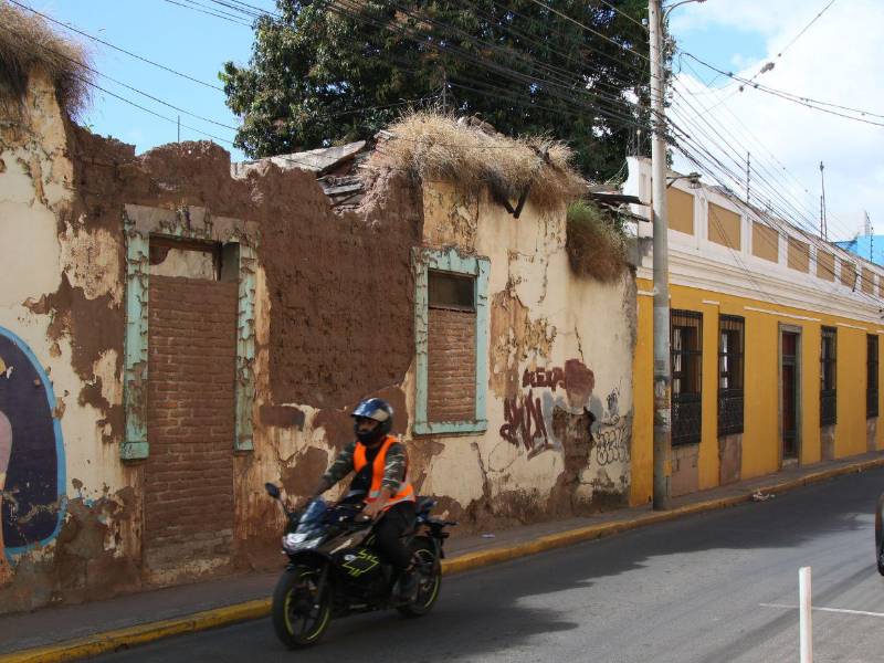 Años después de ser consumidos por el fuego, dos íconos del centro histórico siguen esperando acciones concretas para su rescate y conservación patrimonial.