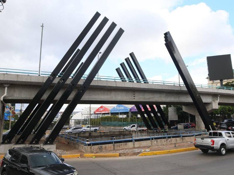 El nuevo ornamento metálico del puente Juan Pablo II provocó inconformidad a los capitalinos, quienes dudan de su sentido urbano y visual