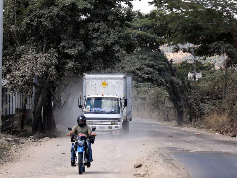 Pobladores de la aldea Mateo siguen a la espera de trabajos viales que mejoren la transitabilidad, tras meses de abandono por la administración anterior.