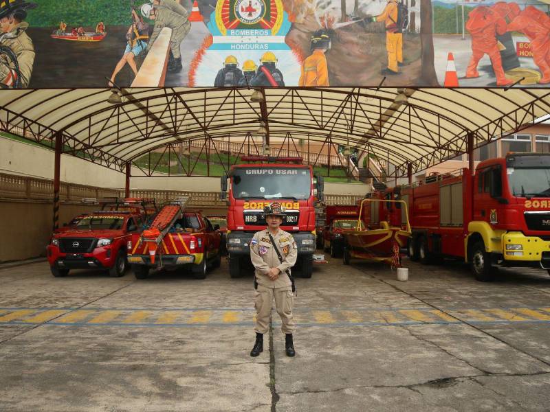 Un bombero con más de tres décadas de servicio recuerda los momentos que marcaron su vida: sus inicios desde adolescente, rescates, incendios, reconocimientos, preparación en seguridad y defensa, su ascenso profesional y el apoyo de su familia.