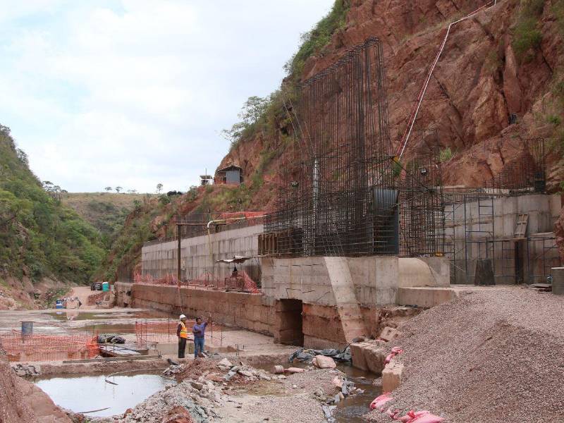 La Alcaldía busca liberar recursos mediante una emisión de bonos municipales para completar la represa San José, que ya alcanza un 50% de avance.