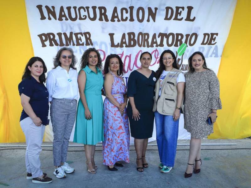 Representantes de AMUCAFÉ y de organizaciones, durante los actos de inauguración del laboratorio de catación.