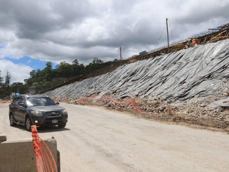 Actualmente, el paso elevado Papa Francisco muestra un terraplén que bloquea el paso, mientras se trabaja en las vigas que permitirán la circulación.