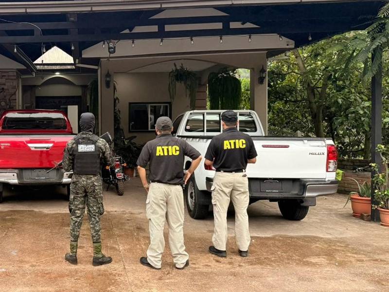 Autoridades realizaron este martes allanamientos en Copán y Cortés para desarticular una red de tráfico de armas con conexiones internacionales. Dos hermanos fueron detenidos como parte de la acción fiscal. Los detalles a continuación.