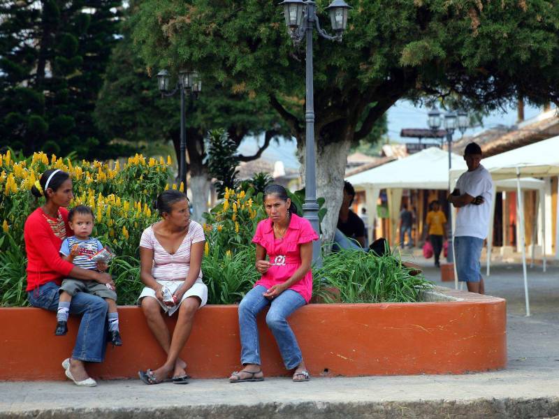Las abuelas son guardianas de los refranes, semillas de identidad sembradas en cada sobremesa.