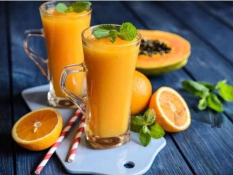 El licuado o batido de naranja con papaya y mango es una bebida refrescante para disfrutar en el desayuno.