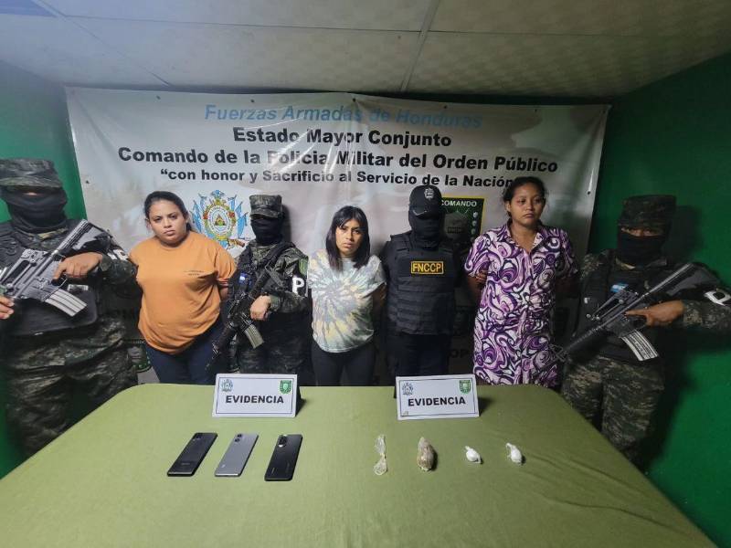 Las tres damas luego de ser detenidas en posesión de cocaína y marihuana cuando iban de visita al Centro Penal de Támara.