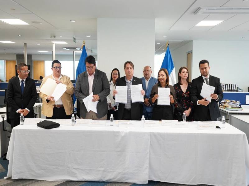 Autoridades de la SDE junto con delegados de organizaciones del sector privado sostuvieron una reunión para conformar esta mesa.