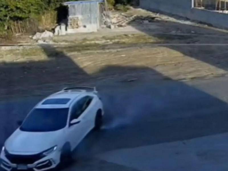 Momento en que el automotor ya derrapa, segundos previos a estrellarse con el cabezal.